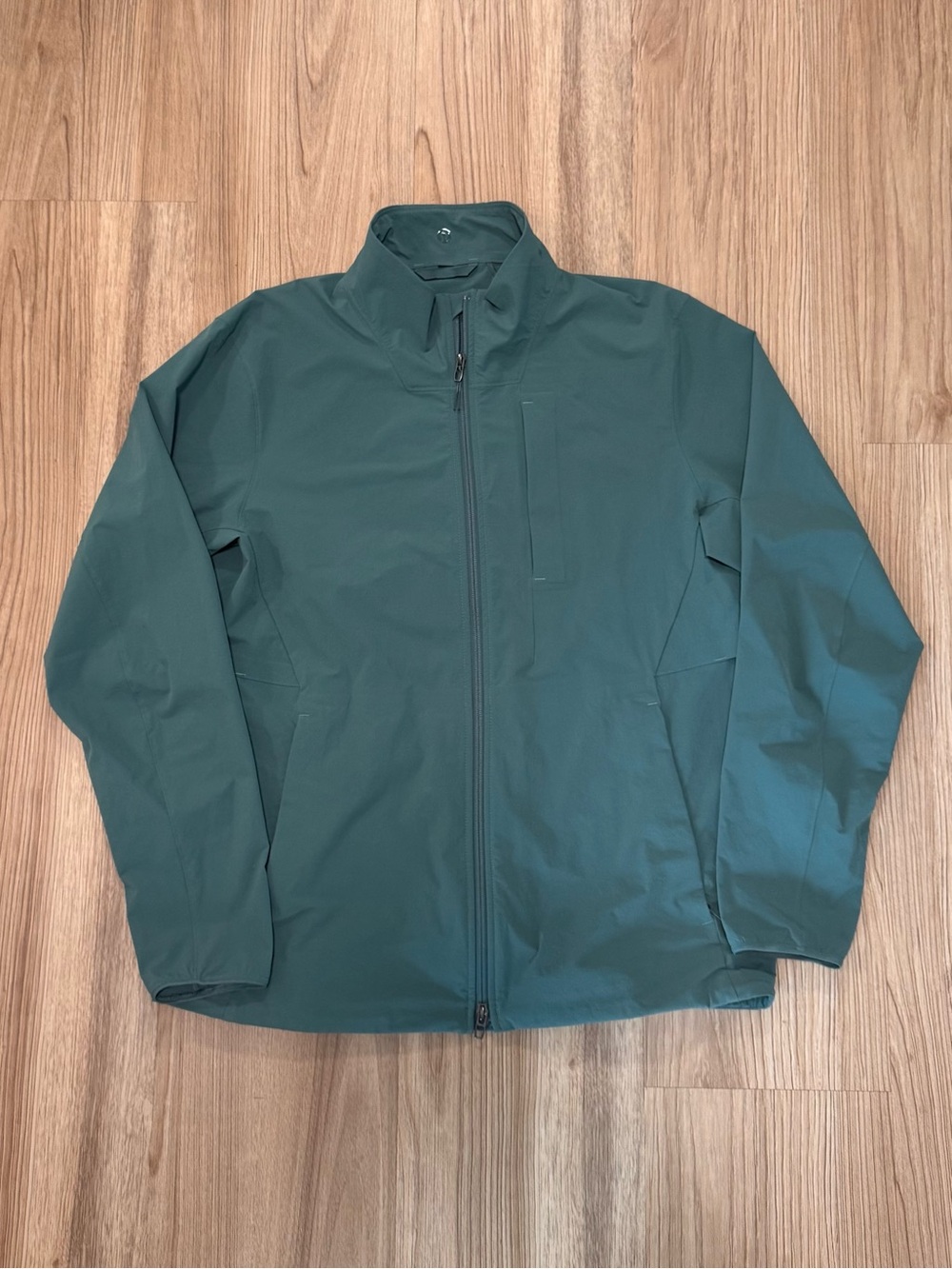 Lululemon Men's Sojourn Windbreaker Jacket Green Size Large Lightweight Full Zip